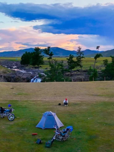 Camping sauvage en Mongolie pendant un road trip à moto